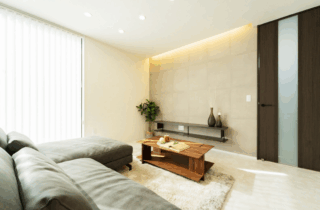 採光と吹き抜けで広がる20坪台の快適を追求したホテルライクな2階建て - タカスギ - リビング