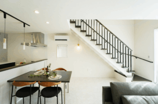 採光と吹き抜けで広がる20坪台の快適を追求したホテルライクな2階建て - タカスギ - LDK・階段