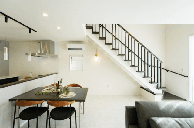 採光と吹き抜けで広がる20坪台の快適を追求したホテルライクな2階建て - タカスギ - LDK・階段