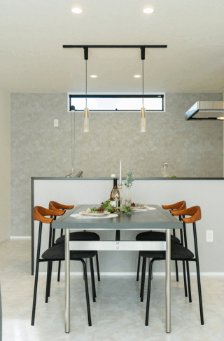 採光と吹き抜けで広がる20坪台の快適を追求したホテルライクな2階建て - タカスギ - ダイニング