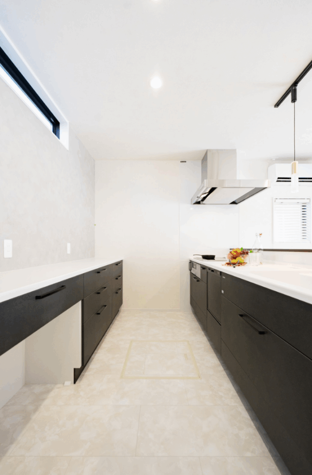 採光と吹き抜けで広がる20坪台の快適を追求したホテルライクな2階建て - タカスギ - キッチン