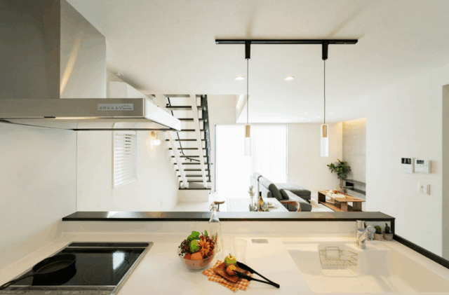 採光と吹き抜けで広がる20坪台の快適を追求したホテルライクな2階建て - タカスギ - LDK