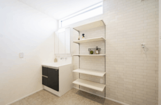 採光と吹き抜けで広がる20坪台の快適を追求したホテルライクな2階建て - タカスギ - 洗面所