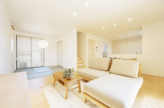 飽きないデザイン性と快適動線が揃ったフレキシブルな４LDK2階建て - タカスギ - リビング・和室