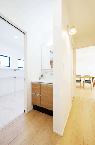 飽きないデザイン性と快適動線が揃ったフレキシブルな4LDK2階建て - タカスギ - 洗面所