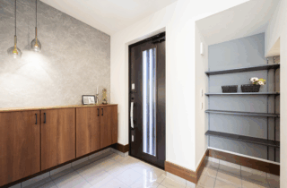 大人モダンスタイルのかくれ動線を取り入れた機能性の高い住まい - タカスギ - 玄関