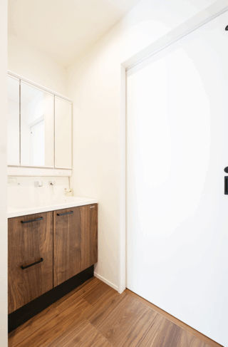 大人モダンスタイルのかくれ動線を取り入れた機能性の高い住まい - タカスギ - 洗面所