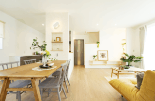 18帖LDKとファミリールームを備えたのびやかでフレキシブルな2階建て - タカスギ - リビング・ダイニング