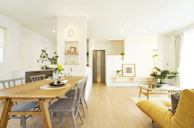 18帖LDKとファミリールームを備えたのびやかでフレキシブルな2階建て - タカスギ - リビング・ダイニング