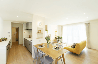 18帖LDKとファミリールームを備えたのびやかでフレキシブルな2階建て - タカスギ - LDK