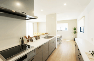 18帖LDKとファミリールームを備えたのびやかでフレキシブルな2階建て - タカスギ - キッチン