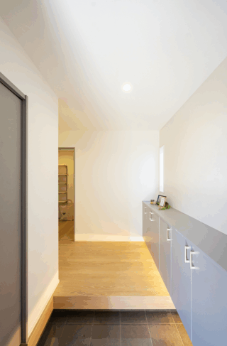 18帖LDKとファミリールームを備えたのびやかでフレキシブルな2階建て - タカスギ - 玄関