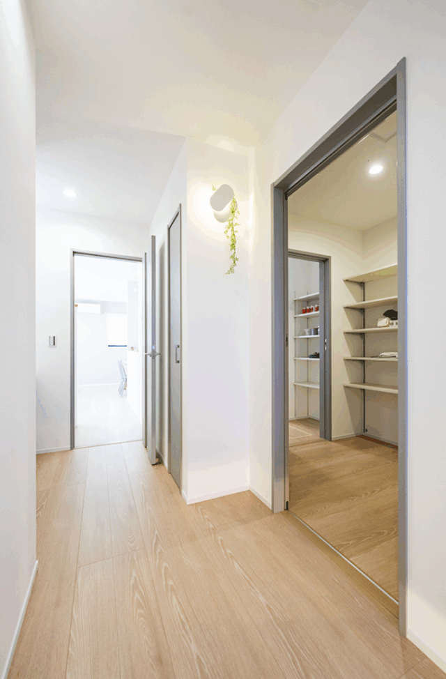 18帖LDKとファミリールームを備えたのびやかでフレキシブルな2階建て - タカスギ - 玄関ホール