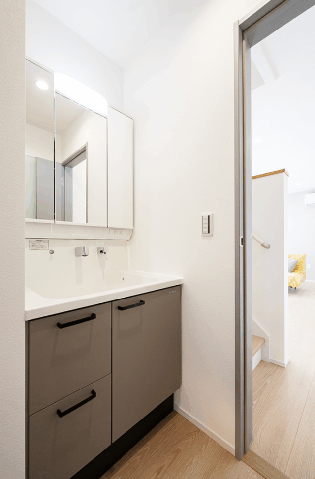 18帖LDKとファミリールームを備えたのびやかでフレキシブルな2階建て - タカスギ - 洗面