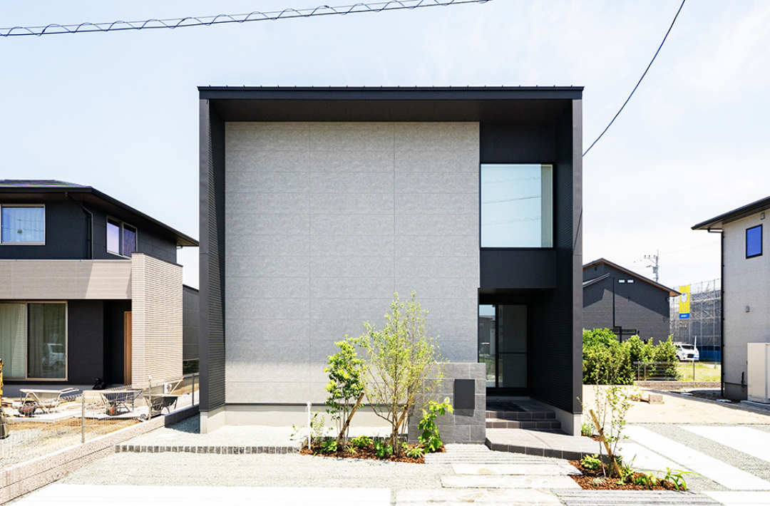 大容量収納と回遊動線が叶える整理整頓が続くシンプルモダンな2階建て