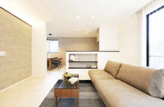 大容量収納と回遊動線が叶える整理整頓が続くシンプルモダンな2階建て - タカスギ - リビング