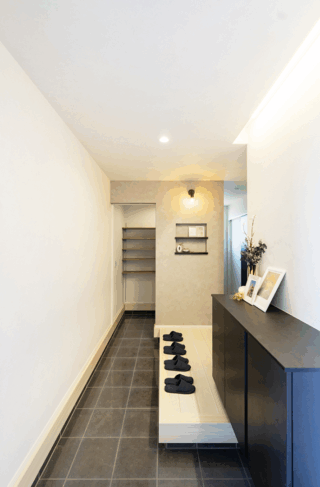 大容量収納と回遊動線が叶える整理整頓が続くシンプルモダンな2階建て - タカスギ - 玄関