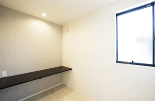 大容量収納と回遊動線が叶える整理整頓が続くシンプルモダンな2階建て - タカスギ - 書斎