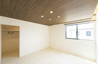 大容量収納と回遊動線が叶える整理整頓が続くシンプルモダンな2階建て - タカスギ - 洋室・収納