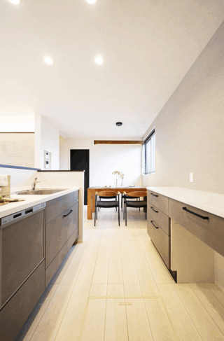 大容量収納と回遊動線が叶える整理整頓が続くシンプルモダンな2階建て - タカスギ - キッチン