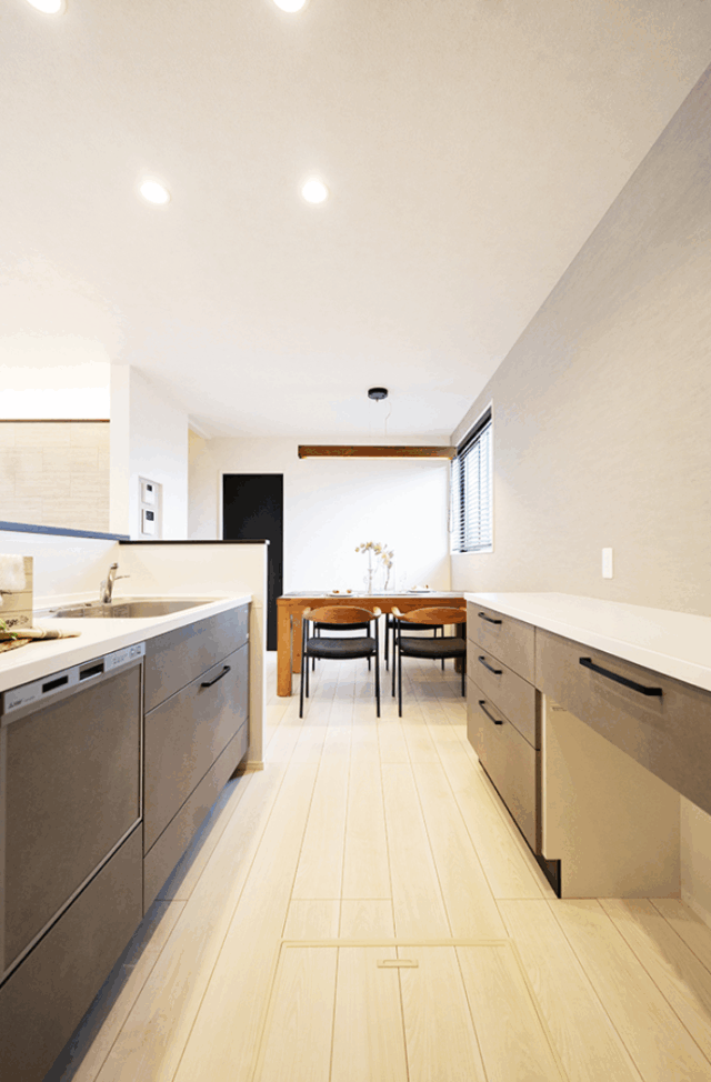 大容量収納と回遊動線が叶える整理整頓が続くシンプルモダンな2階建て - タカスギ - キッチン