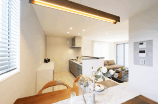 大容量収納と回遊動線が叶える整理整頓が続くシンプルモダンな2階建て - タカスギ - LDK