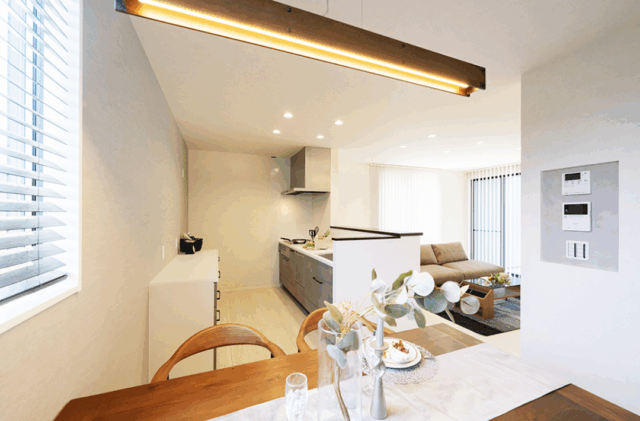 大容量収納と回遊動線が叶える整理整頓が続くシンプルモダンな2階建て - タカスギ - LDK