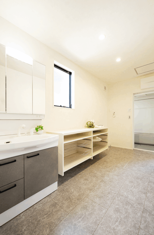 大容量収納と回遊動線が叶える整理整頓が続くシンプルモダンな2階建て - タカスギ - 洗面・脱衣・浴室