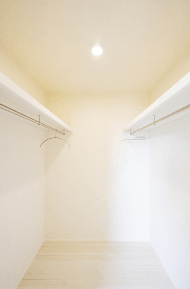 大容量収納と回遊動線が叶える整理整頓が続くシンプルモダンな2階建て - タカスギ - 収納