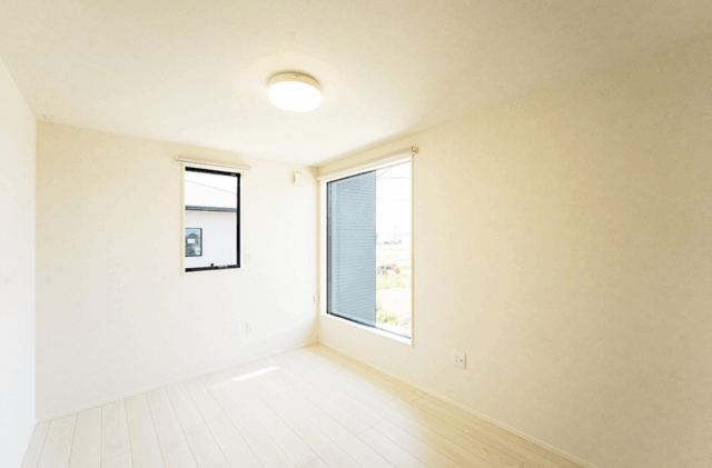 大容量収納と回遊動線が叶える整理整頓が続くシンプルモダンな2階建て - タカスギ - 洋室