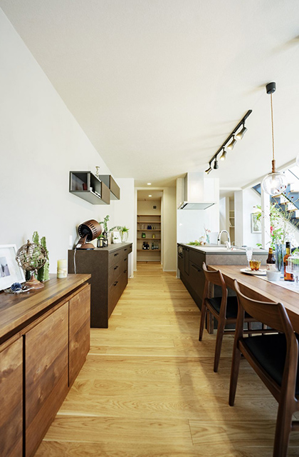キッチンダイニング - KKT合志住宅展示場「縁側×中庭が織りなす和モダンな平屋+αの住まい」(合志市) - タカスギ