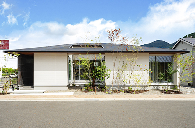 八代住宅展示場「部屋全体に視線が通るテラスと中庭のある平屋」(八代市) - タカスギ