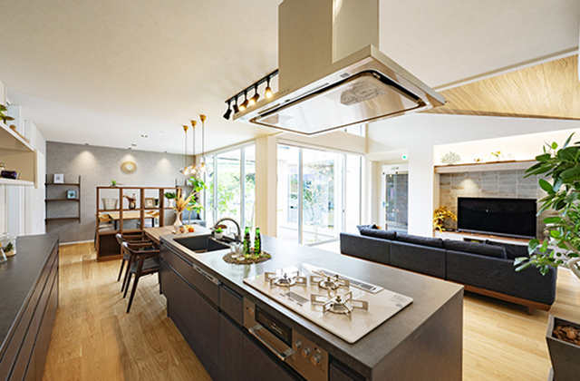 キッチン - 八代住宅展示場「部屋全体に視線が通るテラスと中庭のある平屋」(八代市) - タカスギ