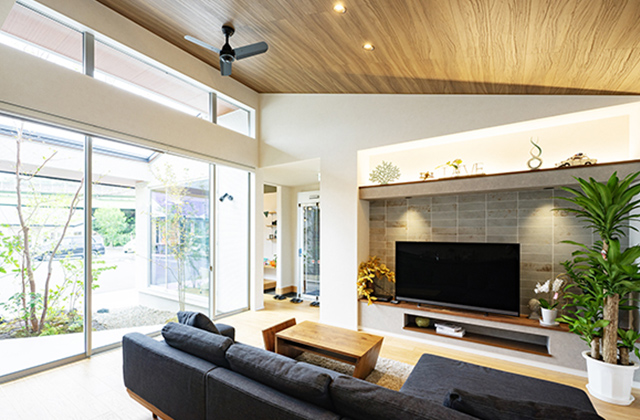 リビング - 八代住宅展示場「部屋全体に視線が通るテラスと中庭のある平屋」(八代市) - タカスギ