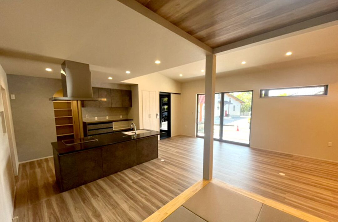 穏やかな陽光に包まれる2WAY動線で快適性を極めたモダン平屋