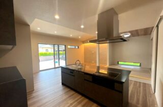 穏やかな陽光に包まれる2WAY動線で快適性を極めたモダン平屋 - アキ・ハウジング - LDK