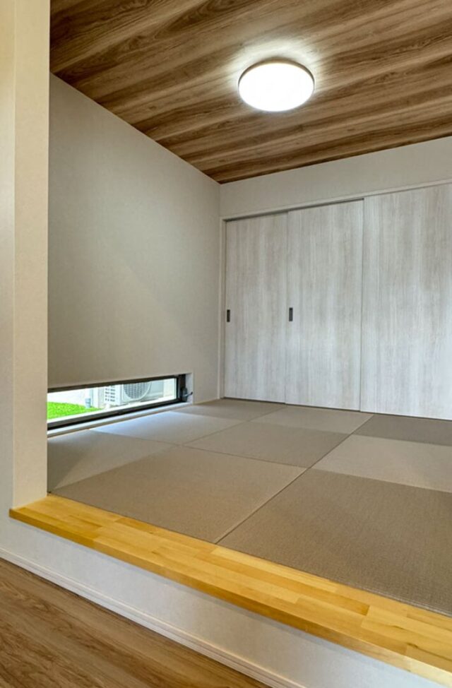 穏やかな陽光に包まれる2WAY動線で快適性を極めたモダン平屋 - アキ・ハウジング - 小上がり和室