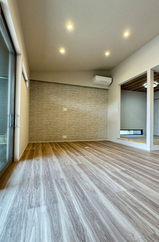 穏やかな陽光に包まれる2WAY動線で快適性を極めたモダン平屋 - アキ・ハウジング - リビング