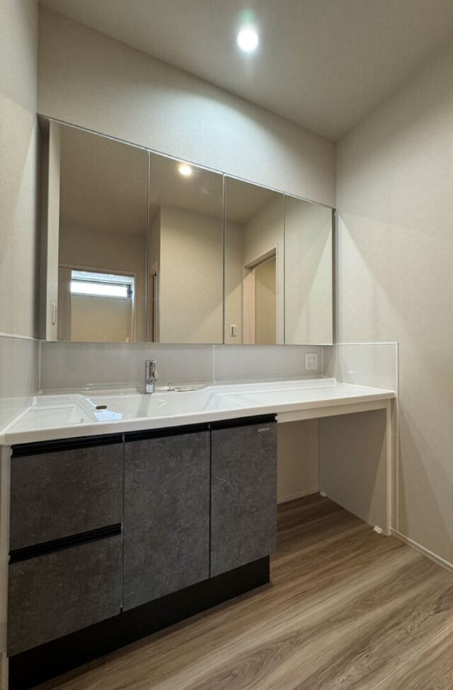 穏やかな陽光に包まれる2WAY動線で快適性を極めたモダン平屋 - アキ・ハウジング - 洗面スペース