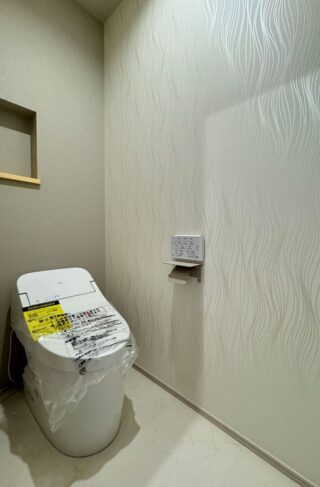 穏やかな陽光に包まれる2WAY動線で快適性を極めたモダン平屋 - アキ・ハウジング - トイレ