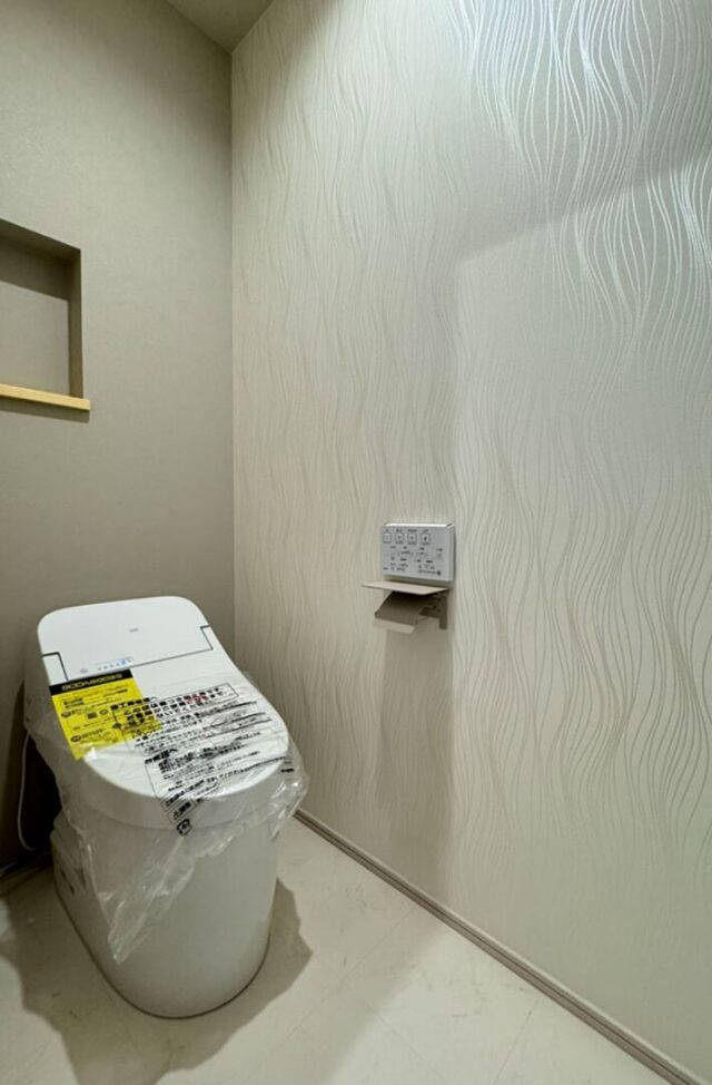 穏やかな陽光に包まれる2WAY動線で快適性を極めたモダン平屋 - アキ・ハウジング - トイレ