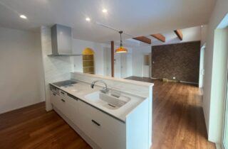 22.5帖の大空間LDKとインナーガレージを備えたカリフォルニアスタイルの平屋 - アキ・ハウジング - LDK