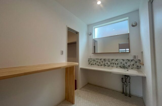 22.5帖の大空間LDKとインナーガレージを備えたカリフォルニアスタイルの平屋 - アキ・ハウジング - 洗面スペース