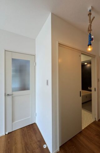 22.5帖の大空間LDKとインナーガレージを備えたカリフォルニアスタイルの平屋 - アキ・ハウジング - LDK一角