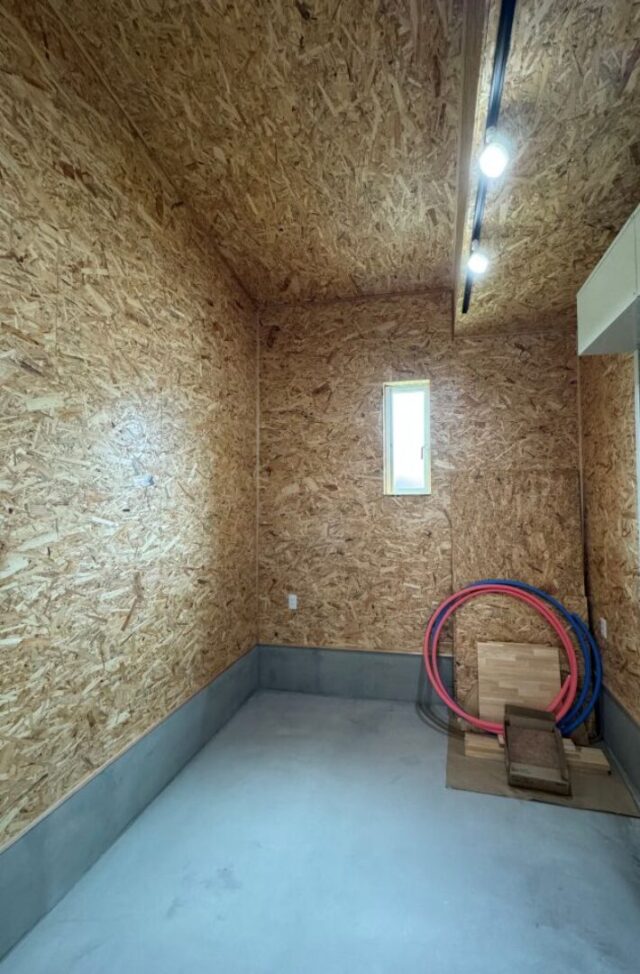 22.5帖の大空間LDKとインナーガレージを備えたカリフォルニアスタイルの平屋 - アキ・ハウジング - インナーガレージ