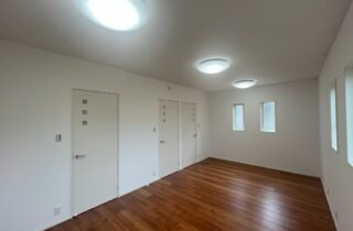 22.5帖の大空間LDKとインナーガレージを備えたカリフォルニアスタイルの平屋 - アキ・ハウジング - 洋室