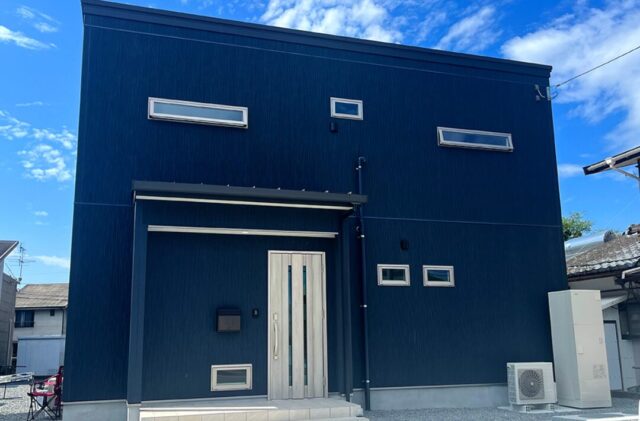 回遊動線と収納力にこだわったシンプルモダンのゆとりある2階建て - アキ・ハウジング - 外観