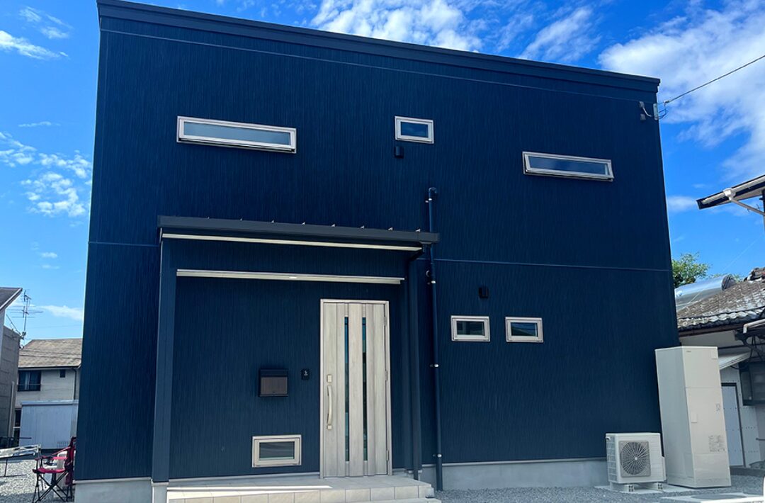 回遊動線と収納力にこだわったシンプルモダンのゆとりある2階建て