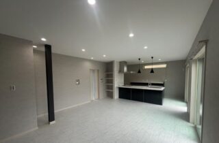 回遊動線と収納力にこだわったシンプルモダンのゆとりある2階建て - アキ・ハウジング - LDK