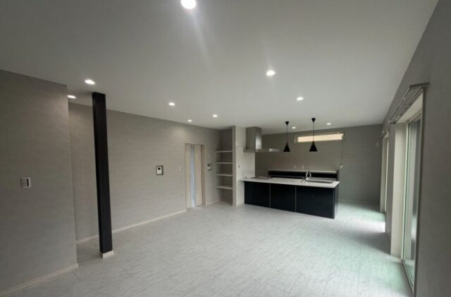 回遊動線と収納力にこだわったシンプルモダンのゆとりある2階建て - アキ・ハウジング - LDK